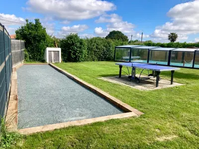 Piscine de l'établissement Chambre d'Hôtes LES ROCHES ou située à proximité