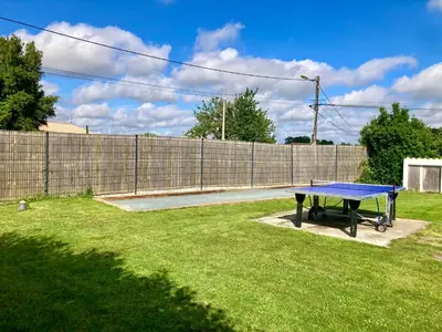 Tennis de table au sein de l'établissement Chambre d'Hôtes LES ROCHES ou à proximité