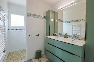 Salle de bains dans l'établissement Le Saint-Roch #Jardin #Paisible