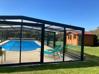 Piscine de l'établissement LES ROCHES gîte ou située à proximité