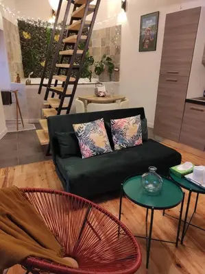 Coin salon dans l'établissement La Cabana Agréable logement avec Jacuzzi/Balnéo