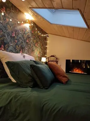 Un ou plusieurs lits dans un hébergement de l'établissement La Cabana Agréable logement avec Jacuzzi/Balnéo