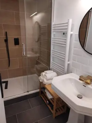 Salle de bains dans l'établissement La Cabana Agréable logement avec Jacuzzi/Balnéo