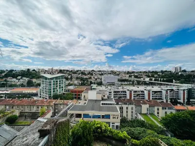 Vue générale sur Poitiers ou vue de la ville depuis l'appartement