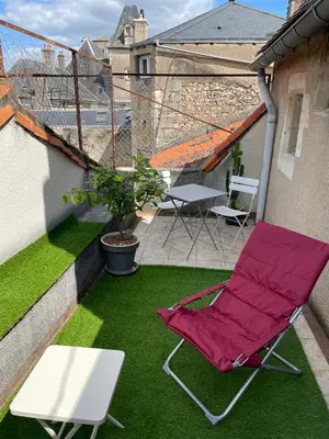Coin salon dans l'établissement So British ! Appart atypique et sa petite terrasse