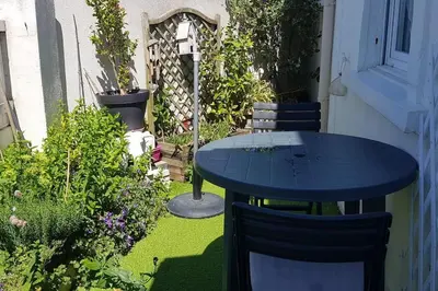 Jardin de l'établissement Charmante maisonnette proche plage