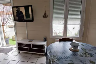 Télévision ou salle de divertissement dans l'établissement Charmante maisonnette proche plage
