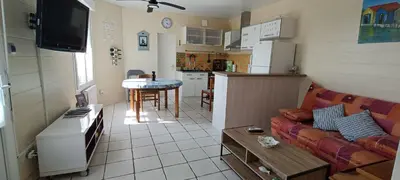 Cuisine ou kitchenette dans l'établissement Charmante maisonnette proche plage