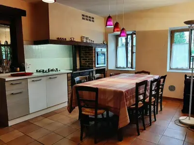 Cuisine ou kitchenette dans l'établissement La Maison d'Albert et Julia à 12 mn du Futuroscope