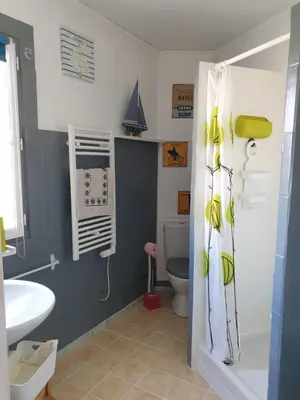 Salle de bains dans l'établissement Maison sur le quai