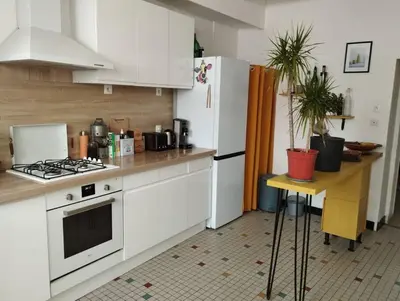 Cuisine ou kitchenette dans l'établissement Charmante maison à Corme-Royal