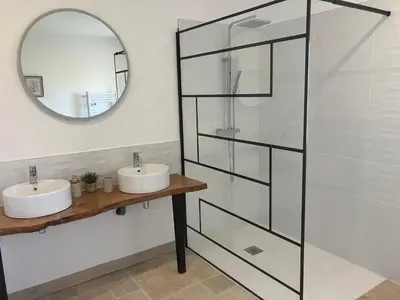 Salle de bains dans l'établissement Le Chai des Annereaux