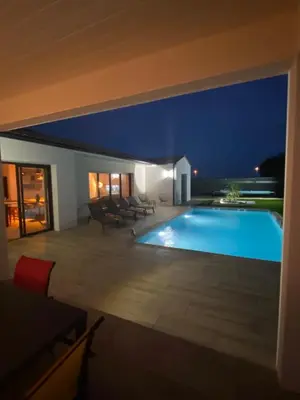 Piscine de l'établissement maison la rochelle 3 étoiles ou située à proximité