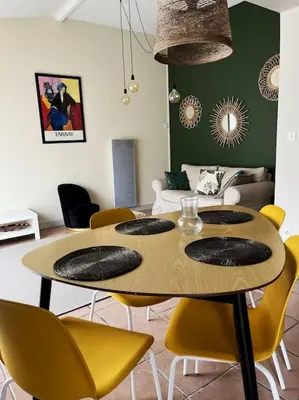 Coin salon dans l'établissement Maison cosy avec parking gratuit