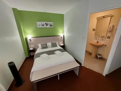 Salle de bains dans l'établissement Le 120 - Groupe Logis Hotels - Ex Auberge la Terrasse