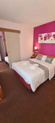 Un ou plusieurs lits dans un hébergement de l'établissement Le 120 - Groupe Logis Hotels - Ex Auberge la Terrasse