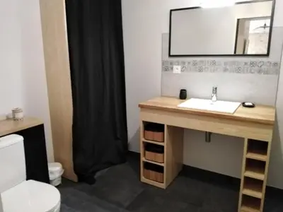 Salle de bains dans l'établissement Chambre d’hôtes de la Source