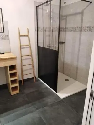 Salle de bains dans l'établissement Chambre d’hôtes de la Source