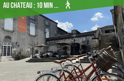Vélo sur le terrain de l'établissement Le Cocooning, Cœur Cognac, WiFi Fibre et Parking ou dans les environs