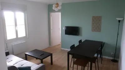 Télévision ou salle de divertissement dans l'établissement Logements 18MoliereFr Futuroscope Poitiers