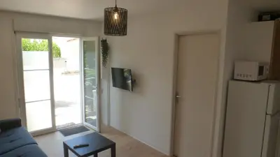 Télévision ou salle de divertissement dans l'établissement Logements 18MoliereFr Futuroscope Poitiers