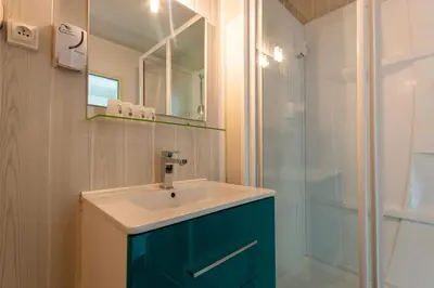 Salle de bains dans l'établissement Hôtel Le Cheval Blanc