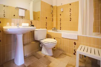 Salle de bains dans l'établissement Hôtel Le Cheval Blanc