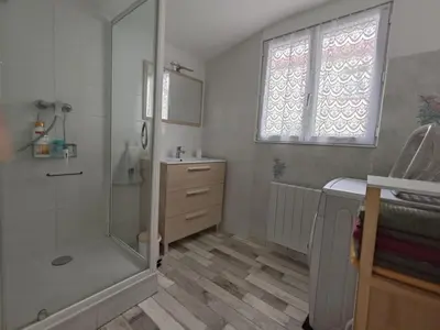 Salle de bains dans l'établissement Maison de vacances en plein cœur de Châtelaillon-Plage