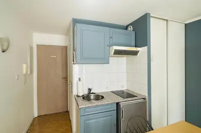 Cuisine ou kitchenette dans l'établissement Lovely studio near the old port and train station