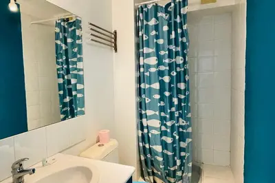 Salle de bains dans l'établissement Lovely studio near the old port and train station