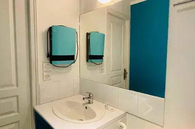 Salle de bains dans l'établissement Lovely studio near the old port and train station