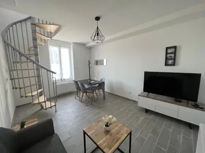 Télévision ou salle de divertissement dans l'établissement 180B - Duplex T2 Tout Confort - Wifi Netflix