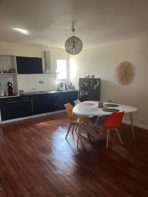 Cuisine ou kitchenette dans l'établissement Appartement chaleureux au cœur de la ville