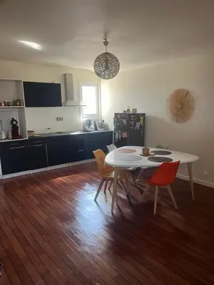 Cuisine ou kitchenette dans l'établissement Appartement chaleureux au cœur de la ville
