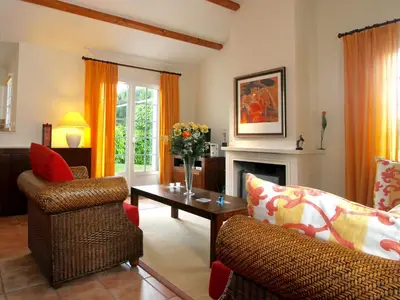 Coin salon dans l'établissement Villa in France with Pool and Private Garden