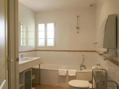 Salle de bains dans l'établissement Luxury Villa in France with Pool and Garden