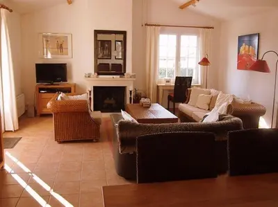 Télévision ou salle de divertissement dans l'établissement Luxury Villa in France with Pool