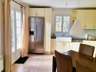 Cuisine ou kitchenette dans l'établissement Villa with garden near beautiful golf course