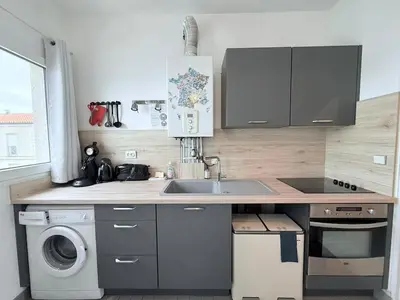 Cuisine ou kitchenette dans l'établissement Détente côté port et cure thermale