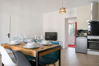 Cuisine ou kitchenette dans l'établissement Magnifique T2 classé trois étoiles, hypercentre Rochefort, arrivée autonome