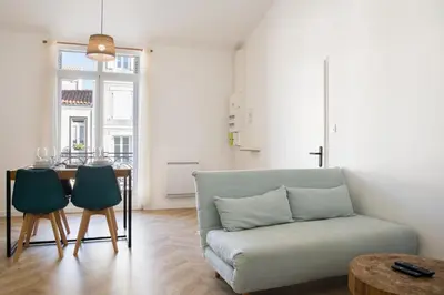 Coin salon dans l'établissement Magnifique T2 classé trois étoiles, hypercentre Rochefort, arrivée autonome