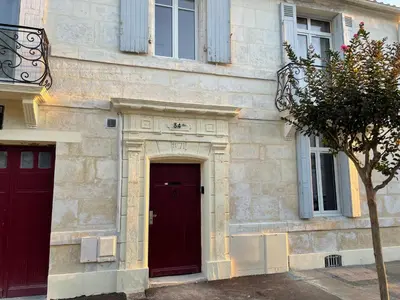 Façade ou entrée de l'établissement Magnifique T3 totalement rénové, hypercentre Rochefort, arrivée autonome !