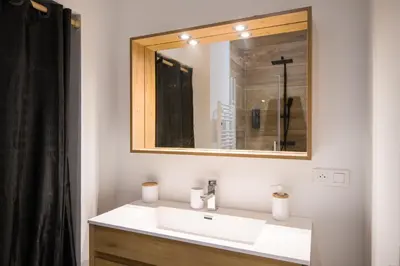 Salle de bains dans l'établissement Magnifique T3 totalement rénové, hypercentre Rochefort, arrivée autonome !