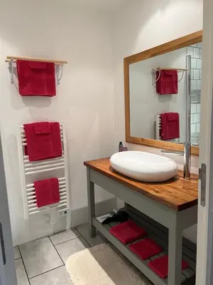 Salle de bains dans l'établissement Gîte Chez Père Thomas pour 2-3 pers