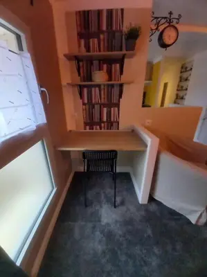 Bibliothèque dans l'appartement