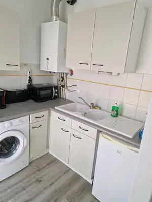 Cuisine ou kitchenette dans l'établissement STUDIO MEUBLÉ ET RÉNOVÉ