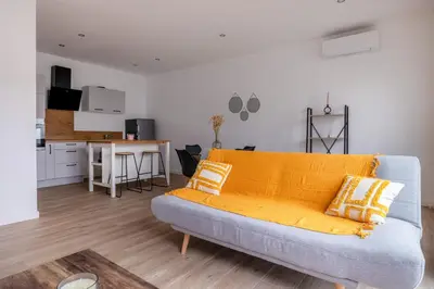 Coin salon dans l'établissement Un cocon climatisé avec jacuzzi