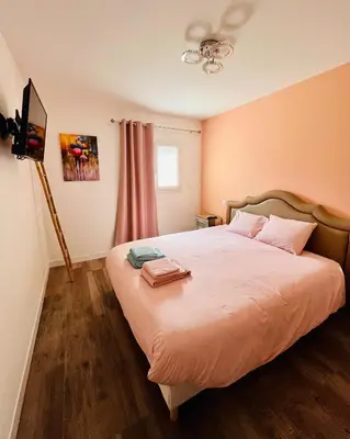 Un ou plusieurs lits dans un hébergement de l'établissement maison chaleureuse ,avec piscine, spa, Futuroscope