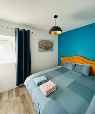 Un ou plusieurs lits dans un hébergement de l'établissement maison chaleureuse ,avec piscine, spa, Futuroscope