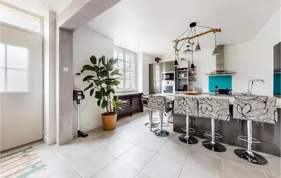 Cuisine ou kitchenette dans l'établissement 4 Bedroom Gorgeous Home In Jarnac